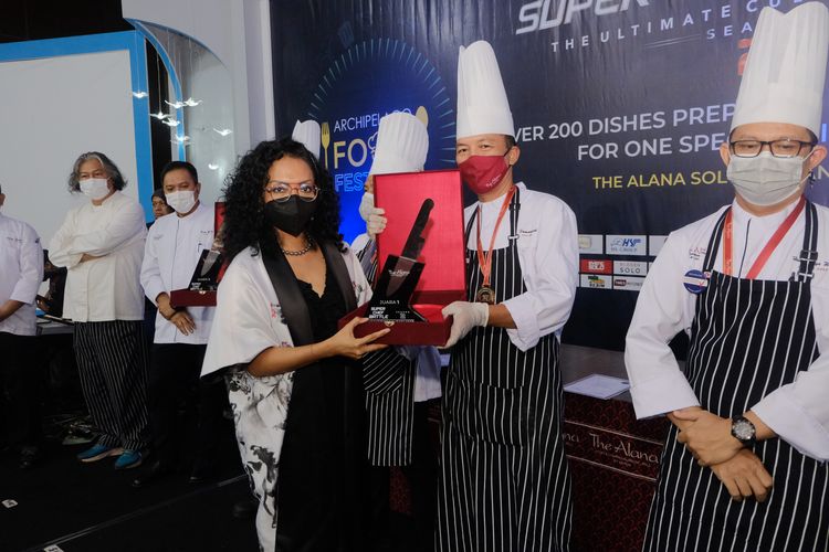 Penyerahan Piala Super Chef Battle #2 kepada Chef Firmansyah dari Hotel NEO Malioboro, Sabtu (22/1/2022).