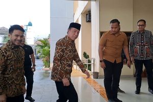 Pakai Batik dan Peci, Jokowi Datangi Polresta Solo Bersama Kuasa Hukum