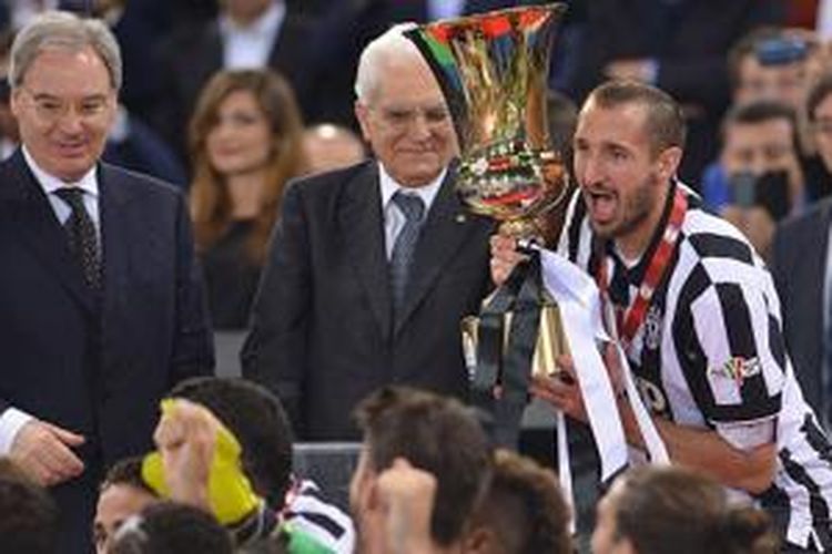 Giorgio Chiellini yang menjadi kapten Juventus saat melawan Lazio, menerima trofi Coppa Italia, Rabu (20/5/2015). 