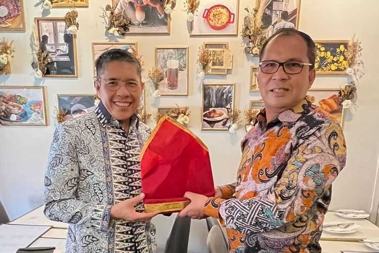 Wali Kota (Walkot) Pemerintah Kota (Pemkot) Makassar Ramdhan Danny Pomanto bertemu dengan sahabat lama Menteri Mailiki Bin Osman saat melakukan kunjungan kerja (kunker) di Singapura, Senin (1/8/2022).