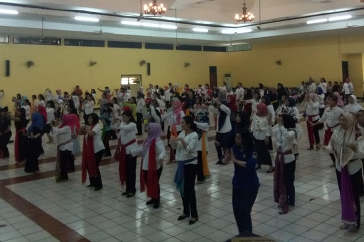 Ratusan karyawan Pemerintah Kota Semarang berlatih Tari Joged Semarangan di Taman Budaya Raden Saleh (TBRS) beberapa waktu lalu
