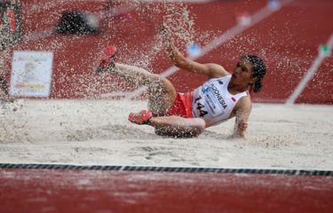 Atlet Indonesia Maria Natalia Londa bertanding pada final lompat jauh putri 18th Asian Games Invitation Tournament di Stadion Utama Gelora Bung Karno, Senayan, Minggu (11/2/2018). Ia berhasil meraih medali emas dengan lompatan sejauh 6,43 meter.