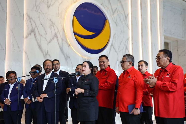 Ketua Umum Partai Nasdem Surya Paloh  dan Ketua DPP PDI-P Puan Maharani menggelar jumpa pers usai pertemuan di DPP Partai Nasdem di Nasdem Tower, Jakarta, Senin (22/8/2022). Pertemuan antara jajaran PDIP dan Nasdem merupakan silaturahmi antara dua partai politik.