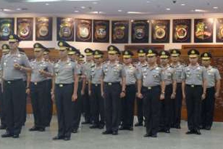 Kapolri menaikkan sejumlah perwira tinggi Polri, tiga di antaranya merupakan Kapolda yakni Kapolda Lampung, Riau, dan Kepulauan Riau. Upacara dilakukan di ruang rapat utama Mabes Polri, Selasa (20/12/2016).