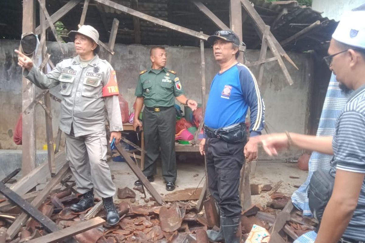 Hujan lebat dan angin kencang menyebabkan rumah ambruk di Dusun Kampung Timur, Desa Sumber Anyar, Kecamatan Mlandingan, Kabupaten Situbondo, Provinsi Jawa Timur pada Senin (23/12/2024).