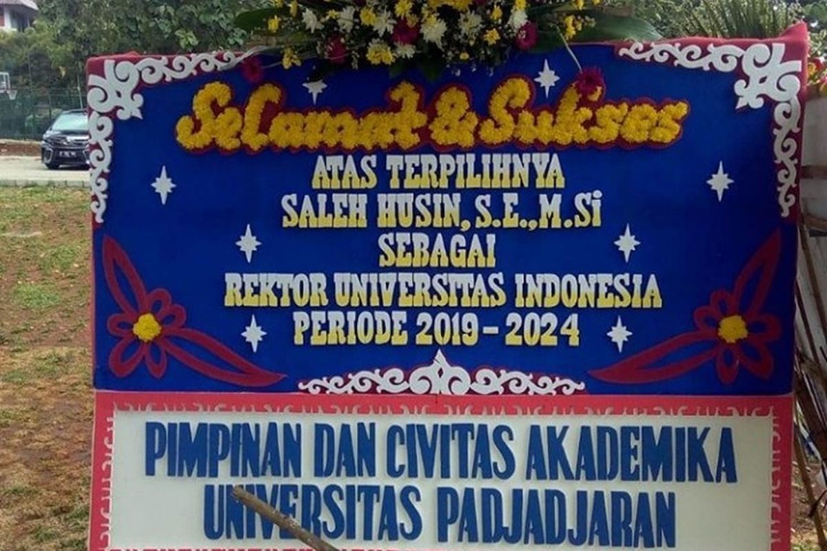 Sebuah karangan bunga menarik perhatian di acara pelantikan Rektor Universitas Indonesia (UI) periode 2019-2024, Rabu (5/12/2019). Karangan bunga tersebut salah menuliskan nama rektor UI. 