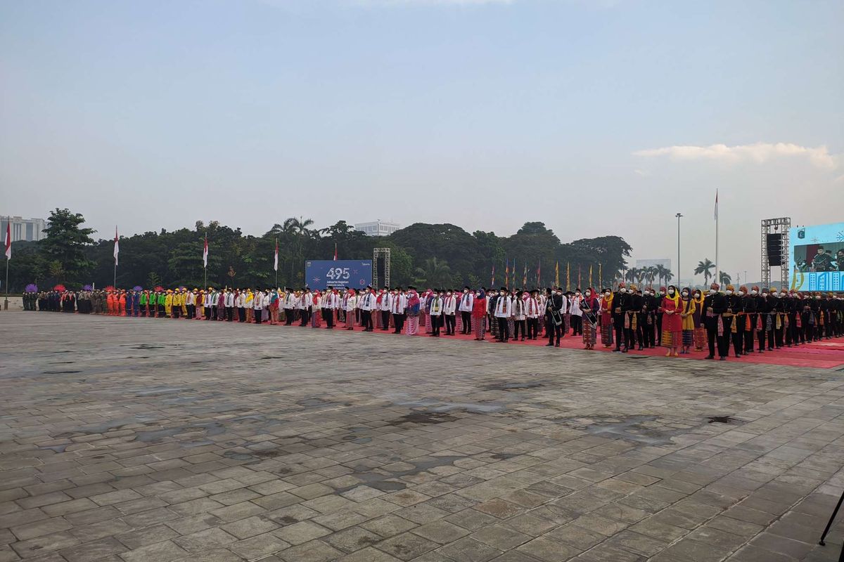 Suasana upacara peringatan Hari Ulang Tahun ke -495 DKI Jakarta di Plaza Selatan Monumen Nasional pukul 07.30 WIB, Rabu (22/6/2022).