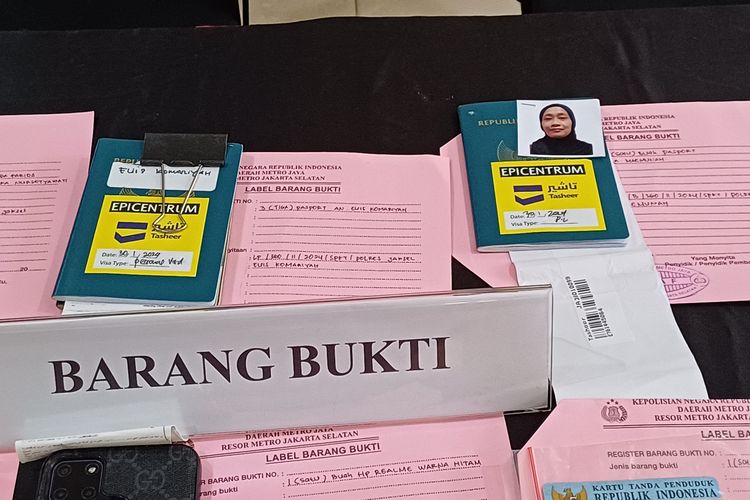 Penampakan paspor milik calon Pekerja Migran Indonesia (PMI) asal Jawa Barat saat ditunjukkan di Mapolres Metro Jakarta Selatan, Senin (18/3/2024).