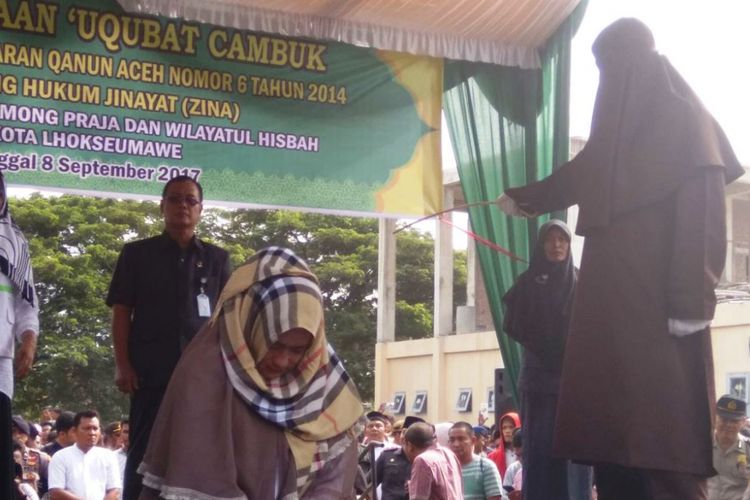 Salah seorang terhukum cambuk, Ema menjalani eksekusi cambuk 100 kali karena tersangkut kasus khalwat di halaman Islamic Center, Lhokseumawe, Jumat (8/9/2017).