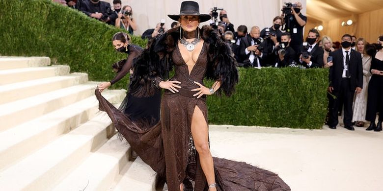 Jennifer Lopez di acara Met Gala 2021.