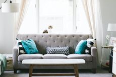 Cara Efektif Bersihkan Sofa Sesuai dengan Jenis Noda dan Kotoran 