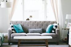 5 Cara Terbaik Menata Sofa Abu-abu agar Lebih 'Hidup'