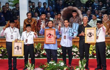 Calon presiden dan calon wakil presiden dari Koalisi Perubahan Anies Baswedan (kiri) dan Muhaimin Iskandar (kedua kiri), Capres dan Cawapres dari Koalisi Indonesia Maju Prabowo Subianto (ketiga kiri) dan Gibran Rakabuming Raka (ketiga kanan), serta Capres dan Cawapres Ganjar Pranowo (kedua kanan) dan Mahfud MD (kanan) berfoto bersama dengan menunjukkan nomor hasil undian pada Rapat Pleno Terbuka Pengundian dan Penetapan Nomor Urut Pasangan Capres dan Cawapres Pemilu Tahun 2024 di Gedung KPU, Jakarta, Selasa (14/11/2023). Pasangan Capres dan Cawapres dari Koalisi Perubahan Anies Baswedan dan Muhaimin Iskandar mendapat nomor urut satu, untuk pasangan Capres dan Cawapres dari koalisi Indonesia Maju Prabowo Subianto dan Gibran Rakabuming Raka mendapatkan nomor urut dua sedangkan untuk pasangan Capres dan Cawapres Ganjar Pranowo dan Mahfud Md mendapat nomor urut tiga. ANTARA FOTO/Galih Pradipta