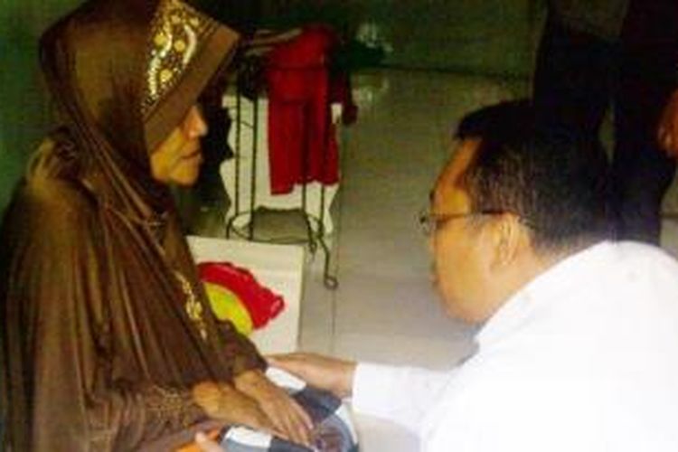 Bupati Situbondo, Dadang Wigiarto saat bertemu terdakwa Asyani dI sel tahanan PN Situbondo, Senin (16/3/2015).
