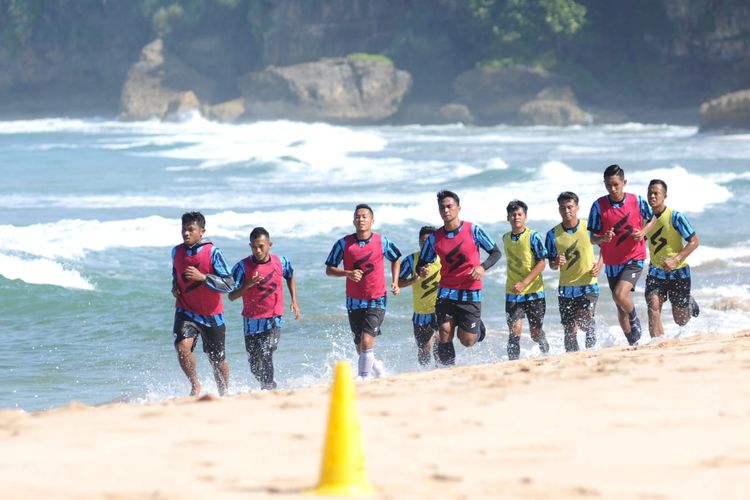 Pemain Arema FC serius menjalani program latihan fisik di Pantai Nganteb Kabupaten Malang, Sabtu (27/5/2023) pagi.