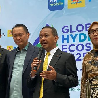 Menteri ESDM Bahlil Lahadalia menjelaskan soal pemanfaatan hidrogen untuk EBT, di Jakarta Convention Centre, Jakarta Pusat, Selasa (15/4/2025). 