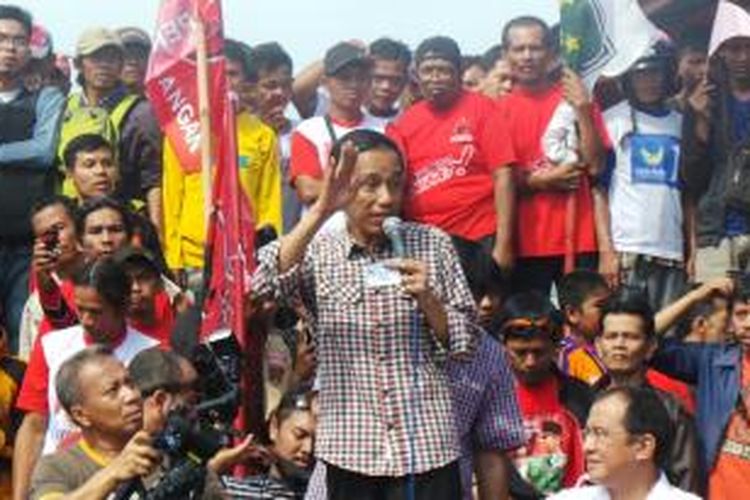 Calon presiden Joko Widodo saat berorasi di Pasar Sokaraja, Banyumas, Jawa Tengah, Jumat (13/6/2014).