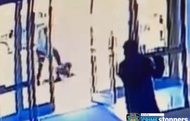 Tangkapan layar dari rekaman CCTV yang memperlihatkan seorang wanita lansia Asia-Amerika ditendangi di Manhattan. New York, pada Senin (29/3/2021), tetapi warga sekitar diam saja bahkan ada yang menutup pintu.