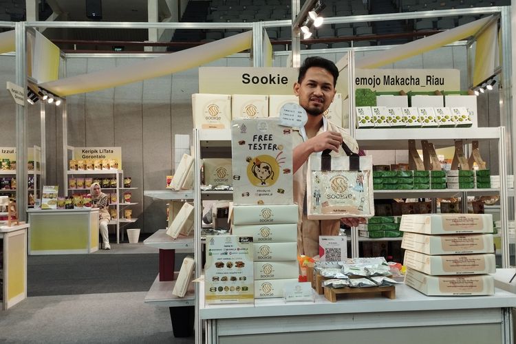 Dimas Daryanto, owner soft cookies bernama Sookie dalam pameran UMKM EXPO(RT) BRILIANPRENEUR 2023 di Jakarta Convention Center, Jumat (8/12/2023).