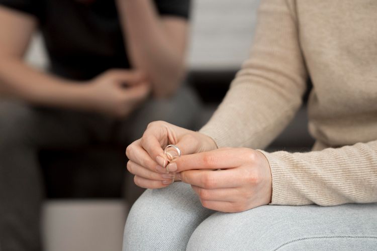 Empty nest syndrome disebut berperan besar pada grey divorce atau perceraian ketika masa pernikahan menginjak usia 20 tahunan. Benarkah? 