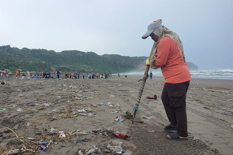 Pembersihan kawasan Parangtritis dalam Gerakan Wisata Bersih (GWB) di Pantai Parangtritis, Bantul, DI Yogyakarta. Kamis (23/1/2025).