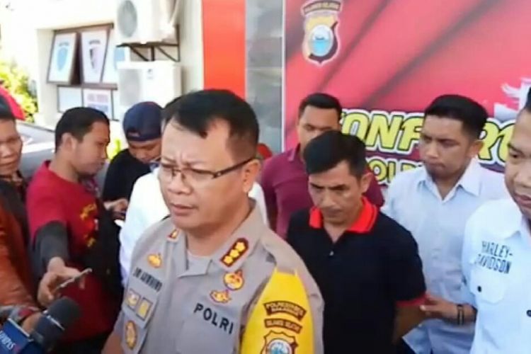 Kepala Polrestabes Makassar, Kombes Polisi Wahyu Dwi Ariwibowo menggelar konfrensi pers terkait OTT pendamping PKH. Tersangka Syahruddin berkaos hitam melakukan pemotongan dana Program Keluarga Harapan (PKH), Rabu (6/3/2019).