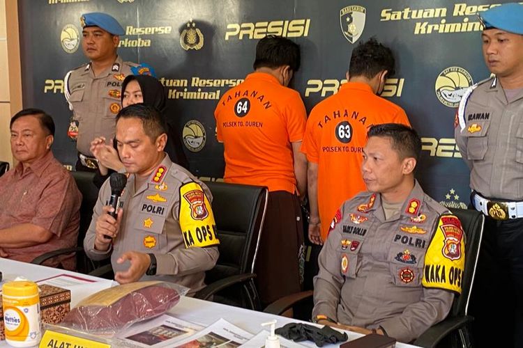 Dua pelaku yang ikut menangkap Saipul Jamil dihadirkan dalam konferensi pers di Mapolres Metro Jakarta Barat, Jumat (12/4/2024). 
