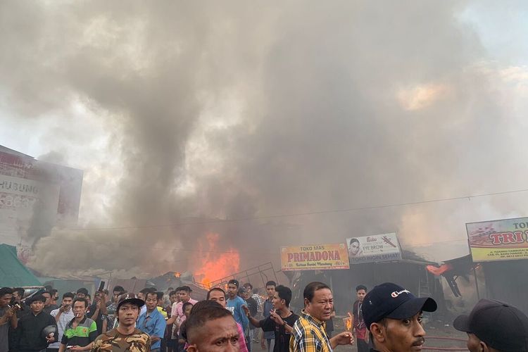 Kebakaran yang melanda ratusan kios pedagang di Pasar Cik Puan, Kota Pekanbaru, Riau, Minggu (19/2/2023).