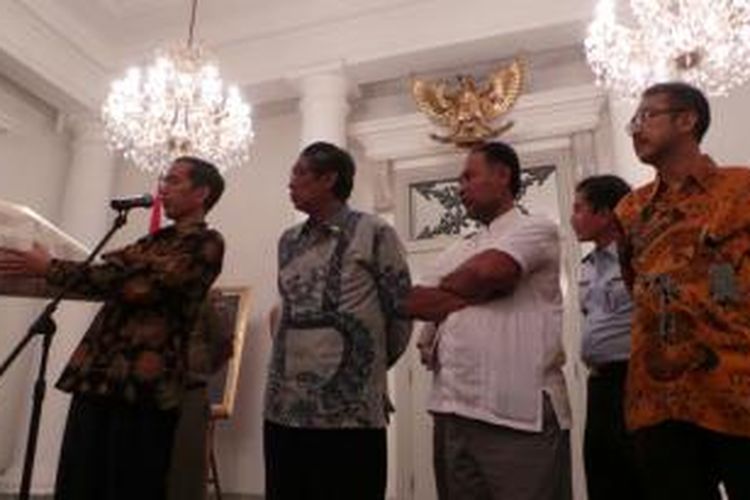 Gubernur DKI Jakarta Joko Widodo, Kepala Badan Pengawasan Keuangan dan Pembangunan Mardiasmo, Wakil Ketua Komisi Pemberantasan Korupsi Bambang Widjojanto (dari kiri ke kanan) menggelar konferensi pers di Balaikota Jakarta, Rabu (30/10/2013), terkait pencegahan korupsi dalam birokrasi.