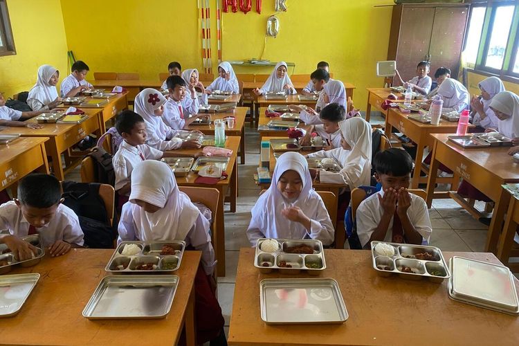 Anak-anak menyantap MBG di salah satu sekolah dasar di Pekanbaru, Riau, beberapa hari lalu.