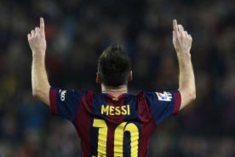Penyerang Barcelona, Lionel Messi, merayakan gol yang dicetaknya ke gawang Sevilla pada laga Primera Division di Camp Nou, Sabtu (22/11/2014).