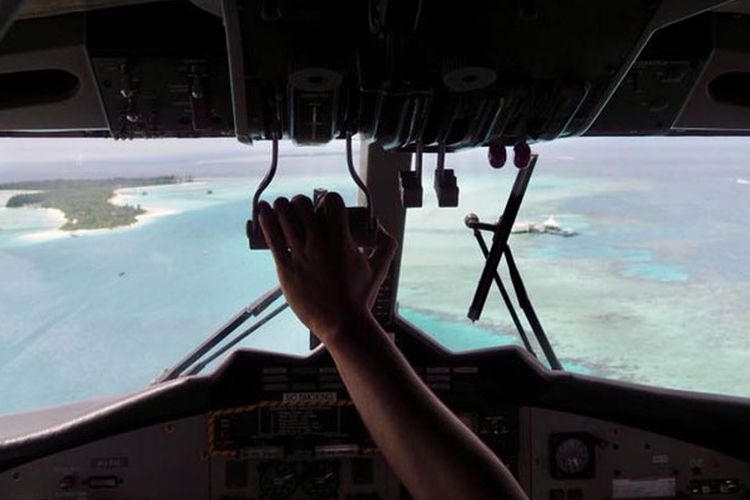 Ruang kokpit pesawat amfibi (seaplane) Maldivian Airline dalam penerbangan menuju Niyama Private Islands di Maladewa. 