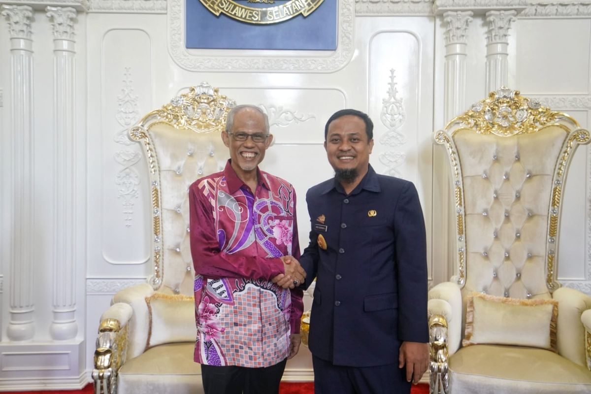 Gubernur Sulawesi Selatan (Sulsel) Andi Sudirman Sulaiman menerima kunjungan Menteri Sosial dan Pembangunan Keluarga, Menteri Kesehatan Kedua, dan Menteri yang Bertanggung Jawab Atas Urusan Muslim Singapura, Masagos Zulkifli bin Masagos Mohamad dari Singapura di Rumah Jabatan Gubernur Sulsel, Makassar, Rabu (10/5/2023).
