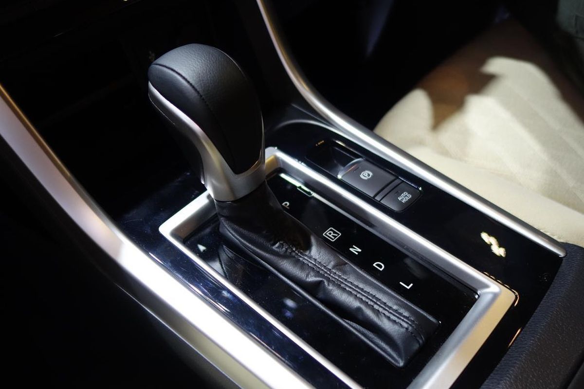 Tuas transmisi CVT dan rem parkir elektris milik Mitsubishi Xpander terbaru.