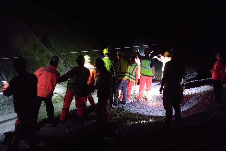 Petugas di lokasi kecelakaan kereta cepat di Bandung Barat, Minggu (18/12/2022).
