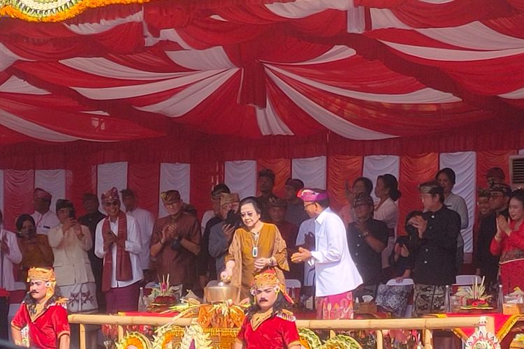 Presiden kelima RI Megawati Soekarnoputri didampingi Gubernur Bali I Wayan Koster membuka Pesta Kesenian Bali ke-45 2023, di depan Monumen Perjuangan Rakyat Bali, Denpasar, Minggu (18/6/2023) siang.