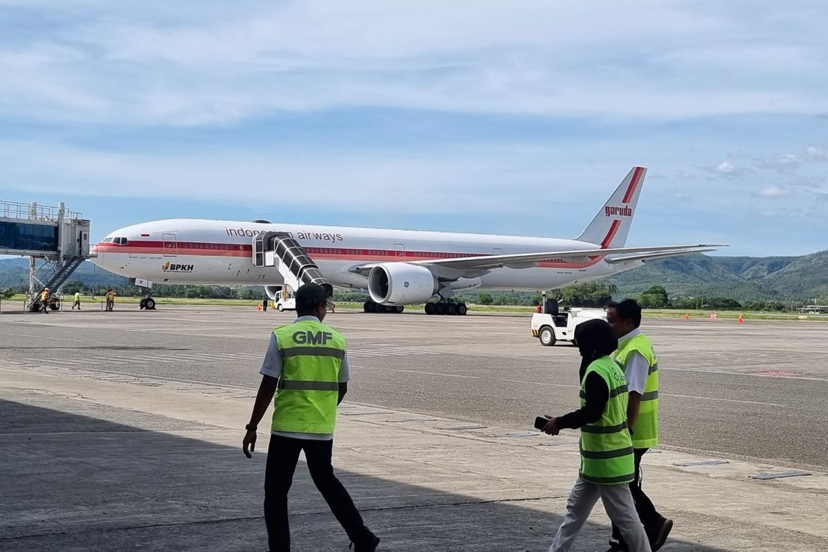 Pesawat Garuda Indonesia yang akan melayani jemaah haji Aceh di Bandara Sultan Iskandar Muda, Banda Aceh, Rabu (29/5/2024)