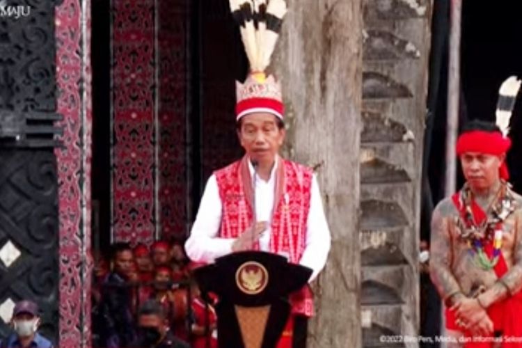 Presiden Joko Widodo saat memberi sambutan pada peresmian pembukaan acara Bahaupm Bide Bahana Tariu Borneo Bangkule Rajakng (TBBR) di Pontianak, yang ditayangkan YouTube Sekretariat Presiden pada Selasa (29/11/2022).