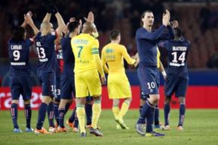 Para pemain Paris Saint-Germain memberikan sambutan kepada para pendukung seusai laga melawan Nantes di Stadion Parc des Princes, Paris, Minggu (19/1/2014).