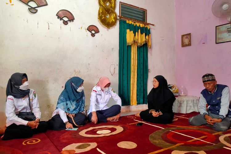 Soimah (45) bersama suaminya Rusdi (45) ketika dikunjungi oleh Dinas Pemberdayaan Perempuan dan Perlindungan Anak (PPPA) Sumatera Selatan, Rabu (14/9/2022). Dari kunjungan itu, PPPA Sumsel menawarkan bantuan psikologis untuk Soimah.