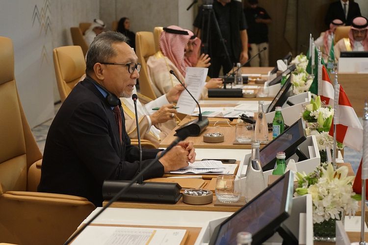 Menteri Perdagangan (Mendag) Zulkifli Hasan (Zulhas) dalam acara Saudi-Indonesian Roundtable Meeting Kamar Dagang dan Industri (Kadin) Indonesia dan Federation of Saudi Chambers (FSC) yang diselenggarakan di Riyadh, Arab Saudi, Kamis (19/10/2023).
