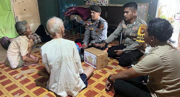 Cara Polisi Sosialisasi Pemilu kepada Warga Suku Akit di Bengkalis