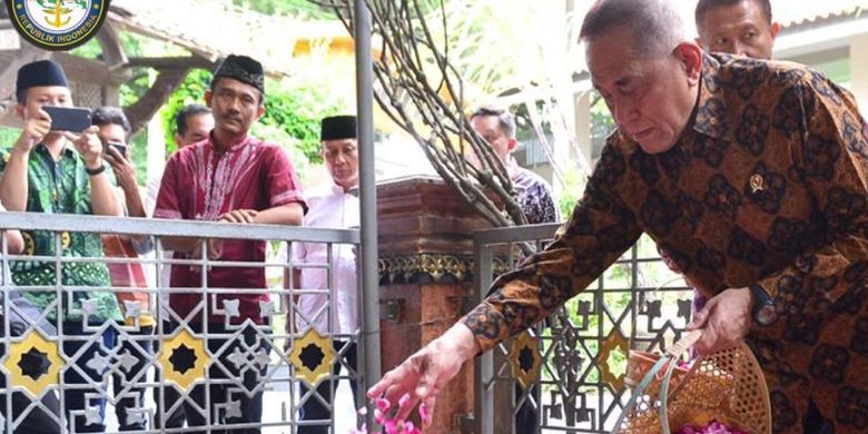 Menteri Pertahanan (Menhan) Ryamizard Ryacudu sedang menaburkan bunga ke makam makam Presiden RI ke-4 KH Abdurrahman Wahid alias Gus Dur di dampingai Gus Solah, Jumat pertengahan maret 2019