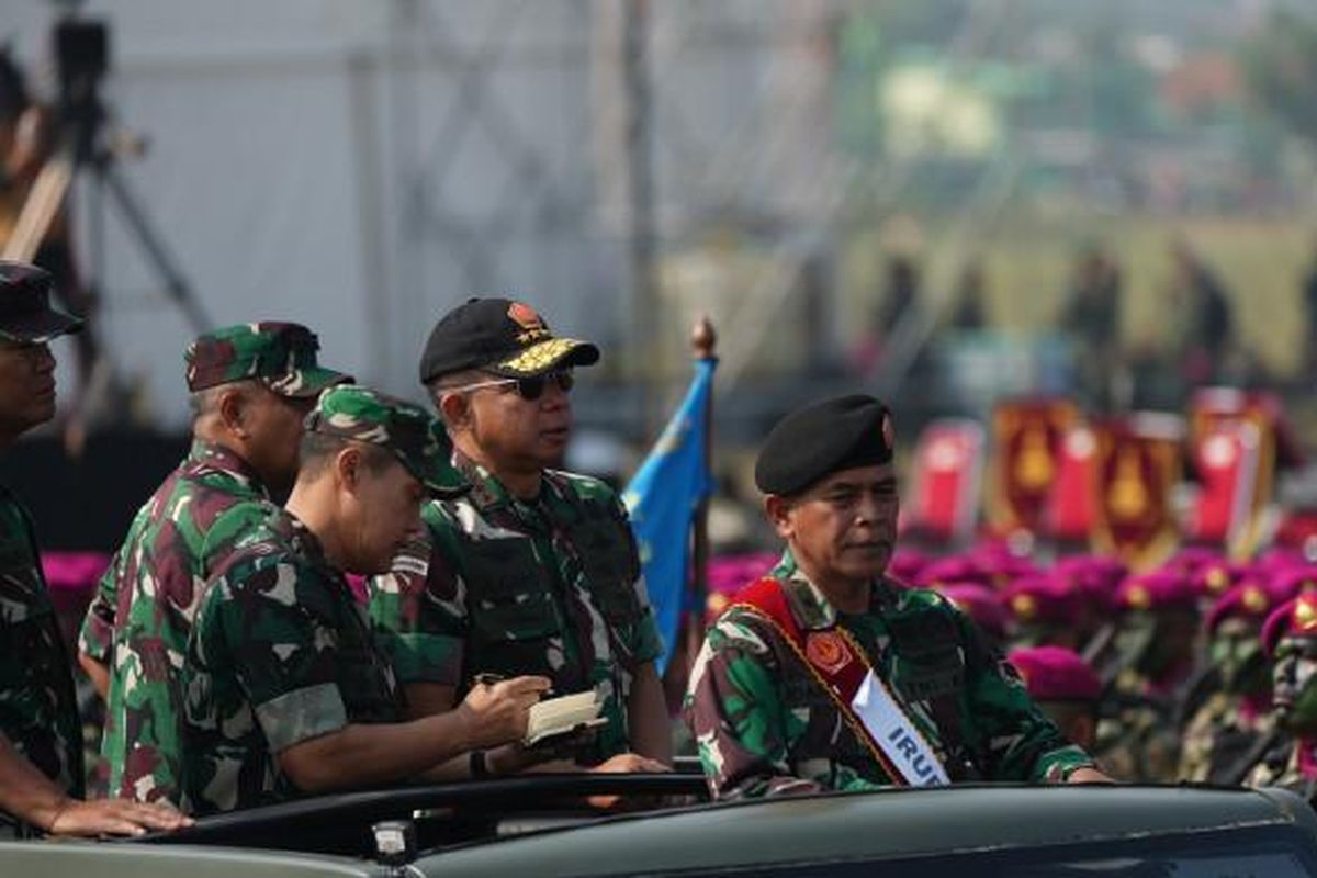 Panglima TNI Jenderal Agus Subiyanto meninjau pelaksanaan Geladi Upacara Gelar Pasukan Operasional dan Kehormatan Militer di Lanud Suparlan, Pusat Pendidikan dan Latihan Pasukan Khusus (Pusdiklatpassus) Kopassus, Batujajar, Bandung, Jawa Barat, Selasa (5/8/2025).