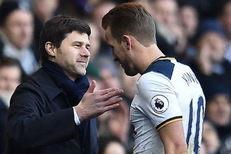 Manajer Tottenham Hotspur, Mauricio Pochettino (kiri), memberikan selamat kepada pemainnya, Harry Kane, yang mencetak tiga gol ke gawang West Bromwich Albion, di Stadion White Hart Lane, Sabtu (14/1/2017).