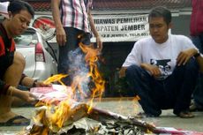 Kecewa Panwas, Relawan Seknas Jokowi Bakar Selebaran Gelap 