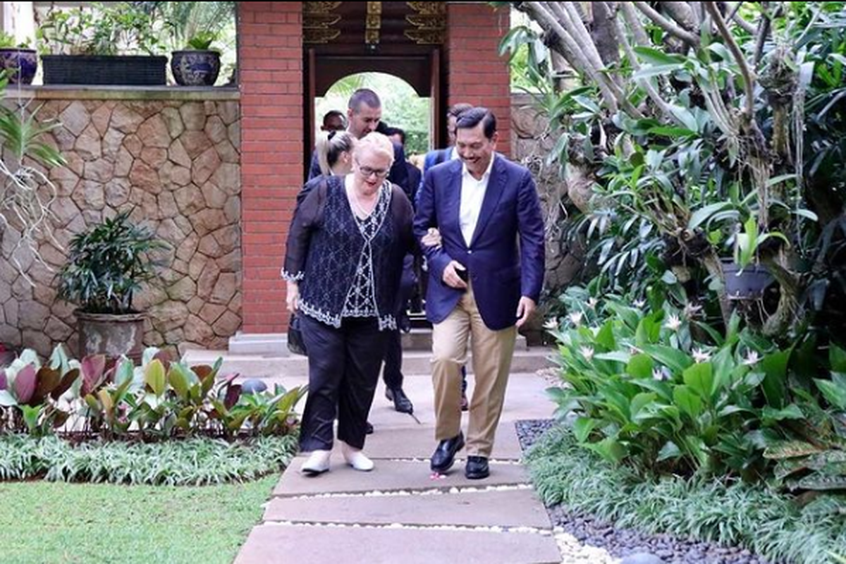 Menko Bidang Kemaritiman dan Investasi Luhut Binsar Pandjaitan menerima kunjungan Menteri Luar Negeri Bosnia dan Herzegovina, Bisera Turkovic langsung di kediaman pribadi Luhut di Bali, Jumat (10/6/2022). 