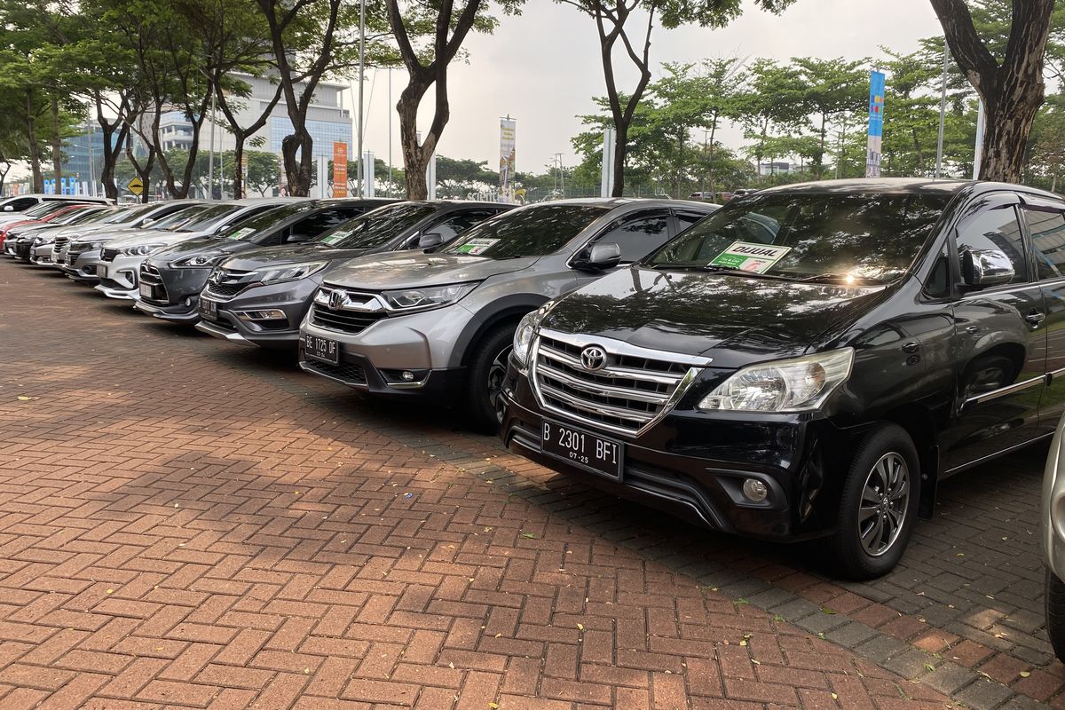 Deretan mobil bekas di area Gading Serpong, Tangerang. Penjual mengklaim minat konsumen meningkat