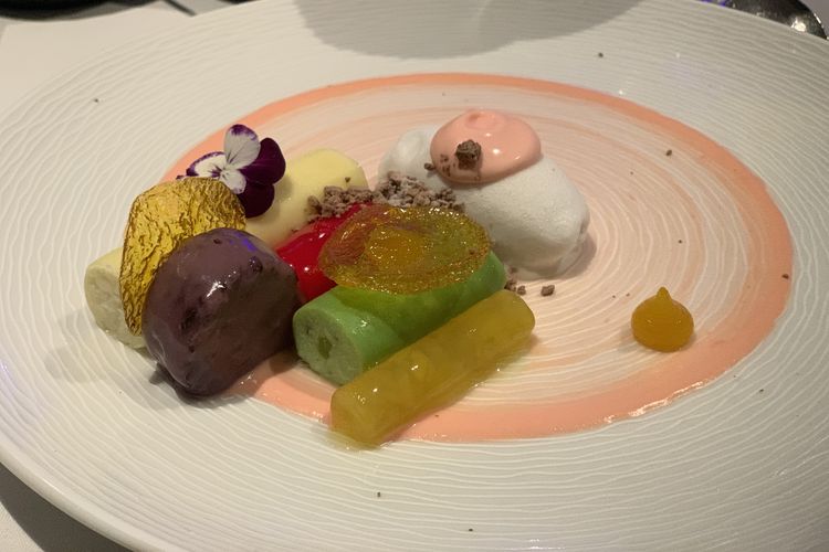 Es doger dengan tampilan modern yang disajikan dalam santap malam di acara  The Launch Event of Future of Food 2026 di The Westin Jakarta, Selasa (14/10/2025). 