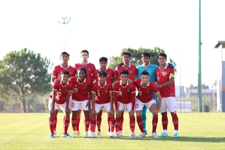 Line up Timnas U20 Indonesia termasuk dua pemain naturalisasi Justin Hubner dan Ivar Jenner saat bertanding kontra tim kasta tertinggi Liga Arab Saudi, Al-Adalah FC  di Emirhan Stadium Side, Turkiye, pada Minggu (13/11/2022) malam WIB.